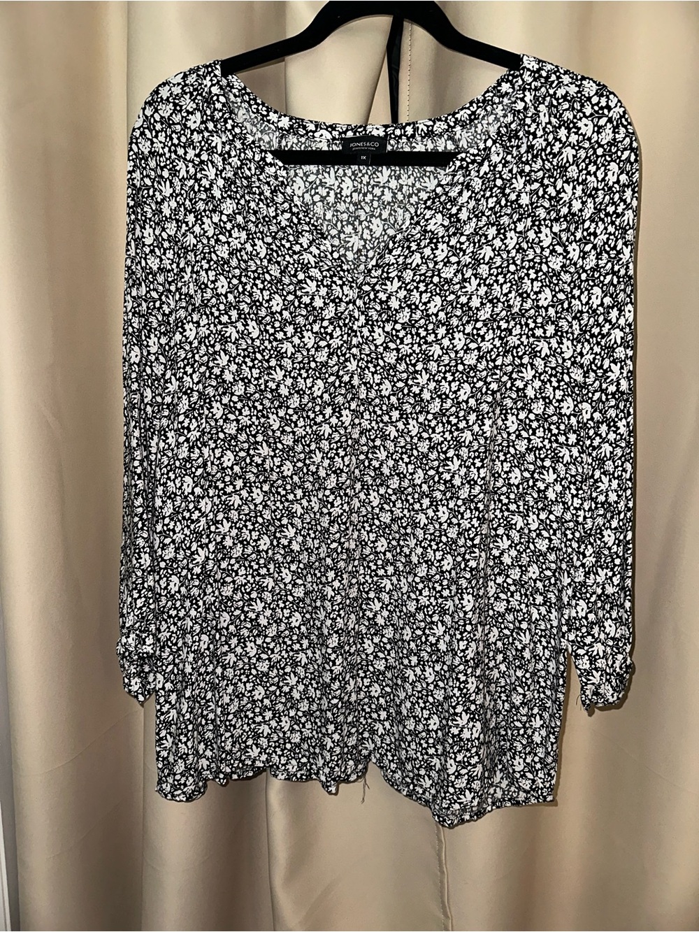 Jones New York Black and White Floral V-Neck Tunic Top